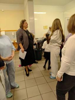 С целью усиления контроля организации питания 22 октября 2025 года в ГБОУ  был проведен родительский контроль. В состав комиссии вошли: директор гимназии Хорунжая Т.В.,  родители 1-4 классов, ответственный по питанию Артемова О. А.

Проверка показала, что ассортимент продуктов питания разнообразен, качество блюд и вес соответствует нормам, соблюдаются все санитарные требования.